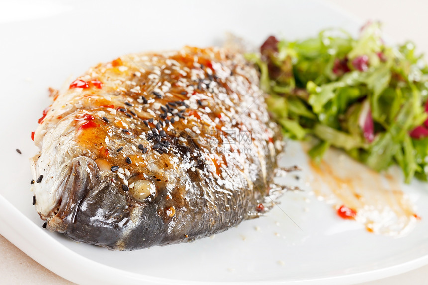 有新鲜草药和柠檬的炸鱼餐厅盘子午餐鳟鱼沙拉烹饪饮食胡椒蔬菜美食图片