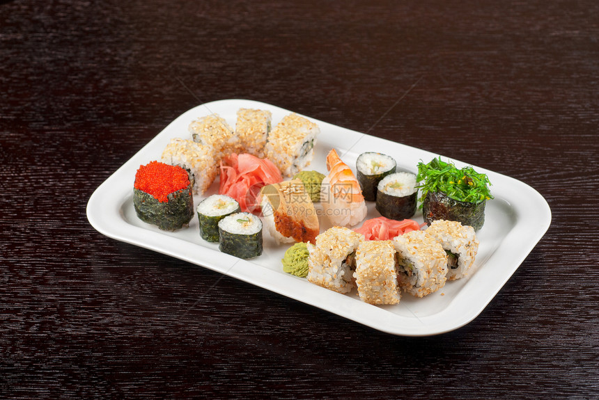 寿司成套熏制服务食物美食情调美味海藻鱼子厨房小吃图片