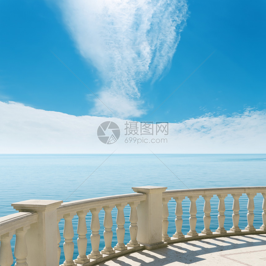 云层天空下靠近海面的阳台古董艺术地平线假期阳光放松艺术品场景晴天天堂图片