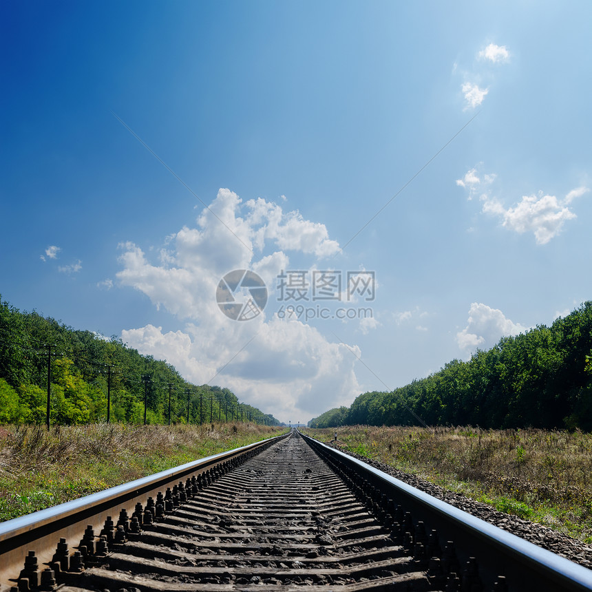 以铁路为地平线的绿色景观天堂航程国家轨道火车树木物流碎石农村阳光图片