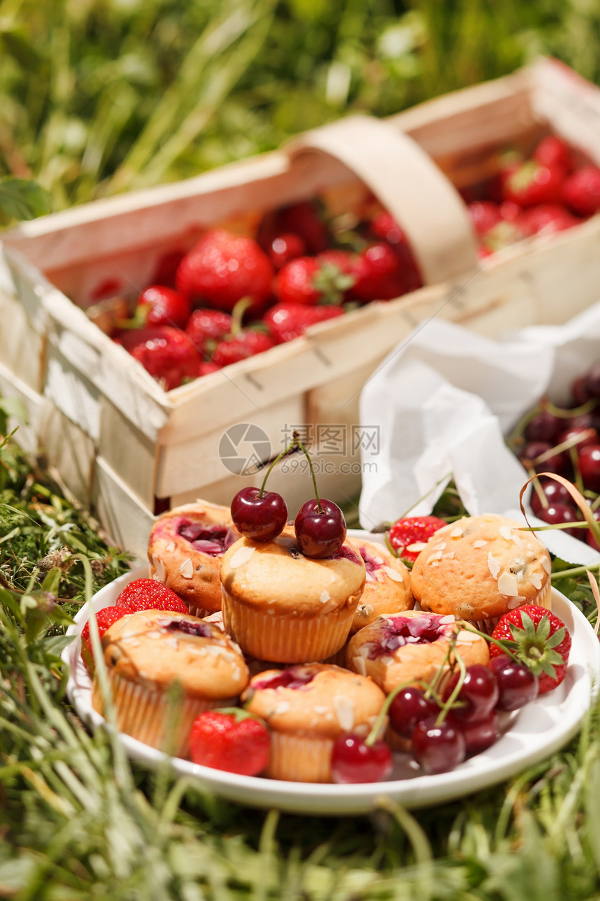 夏季松饼甜点蛋糕食物野餐营养糕点浆果绿色篮子早餐图片