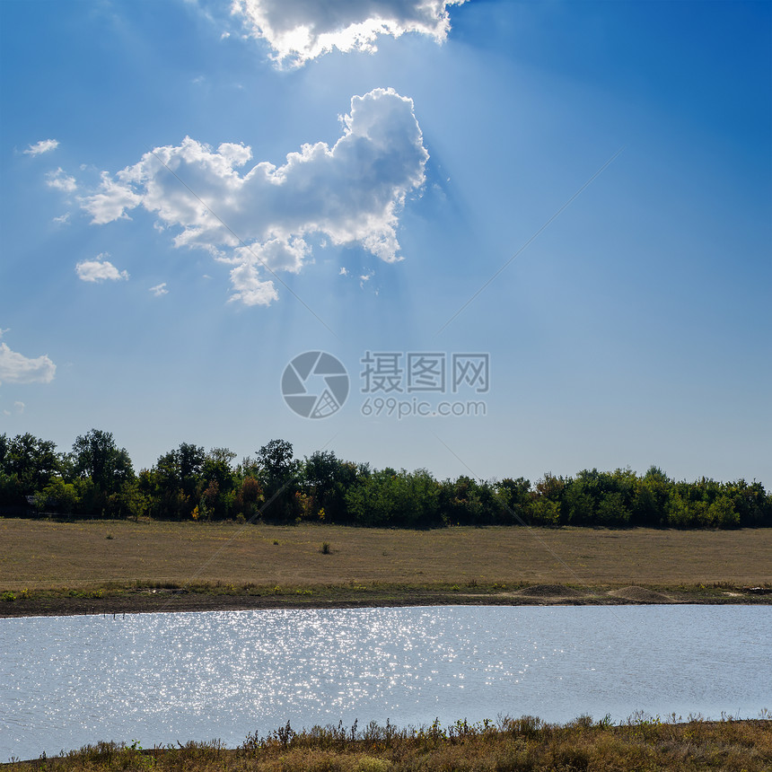 阳光明媚的天空下有云图片