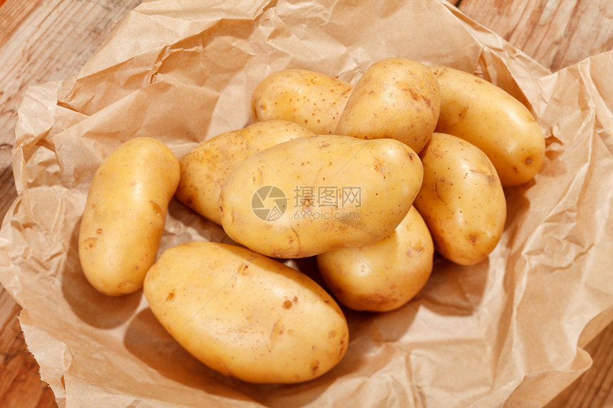 新鲜土豆食物鱼种马铃薯淀粉农业收成市场块茎蔬菜生产图片