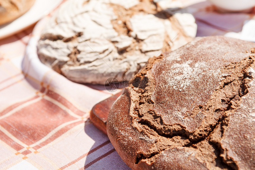 新鲜自制面包桌子面粉粮食酵母派对包子脆皮面团糕点小麦图片