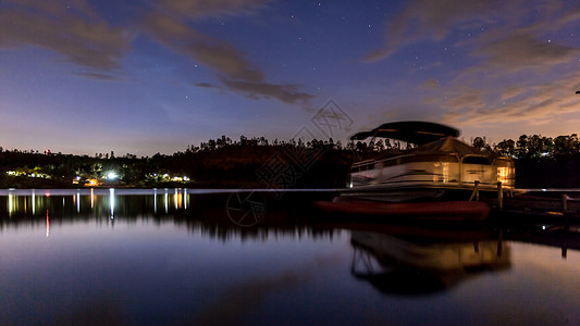 库里夫图湖上空夜幕降临时代天空反射树木丘陵高清图片