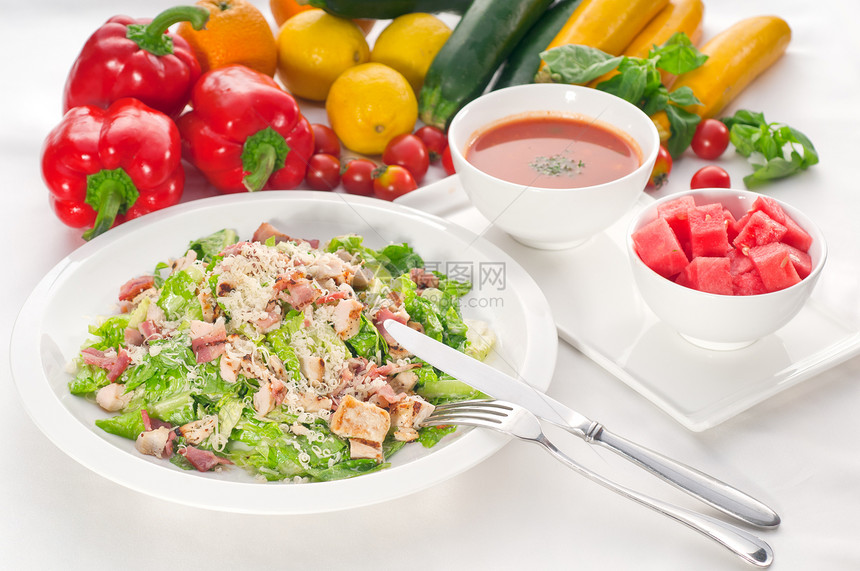 新鲜caesar沙拉长叶蔬菜营养面包食谱厨房食物桌子午餐叶子图片