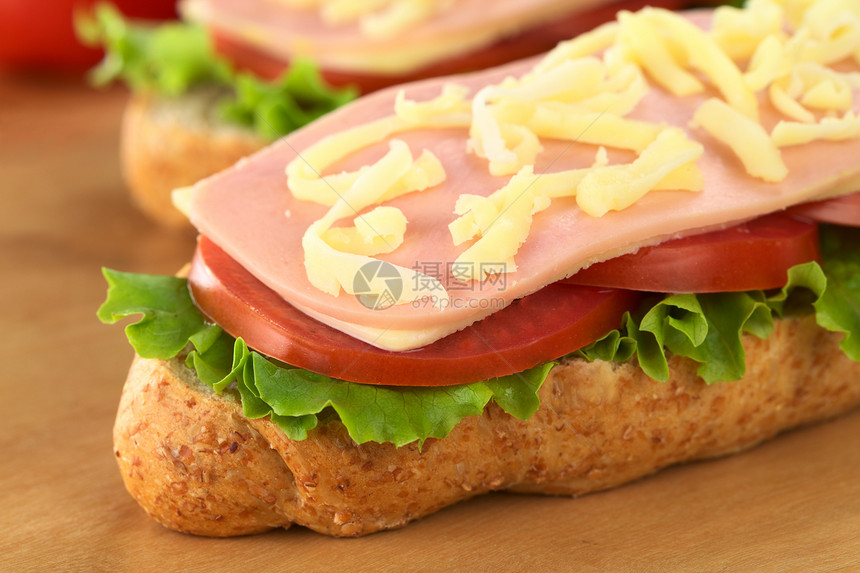 带磨奶酪的露天三明治包子奶制品食物蔬菜火腿午餐早餐照片小吃水平图片