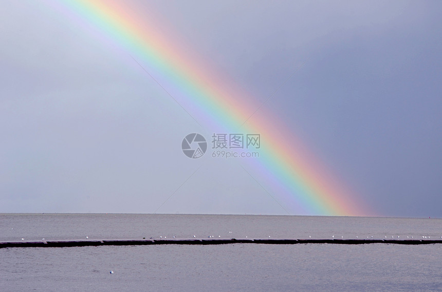 在海湾中 有彩虹和大雨图片