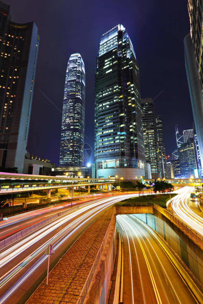 通过香港市中心的交通流量旅行小径旅游建筑戏剧性运输日落景观城市蓝色图片