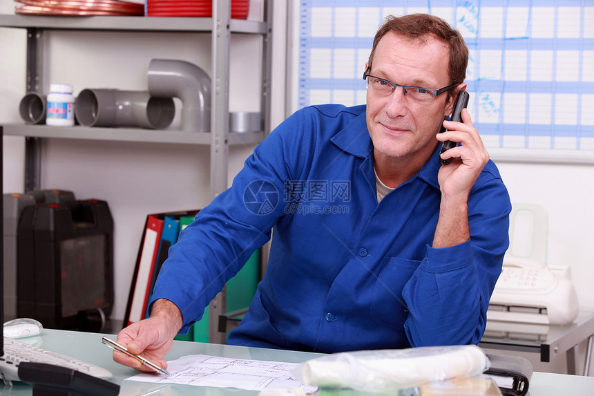 电话管道工棕色工作服办公室日程建设者头发白色眼镜男人大学图片