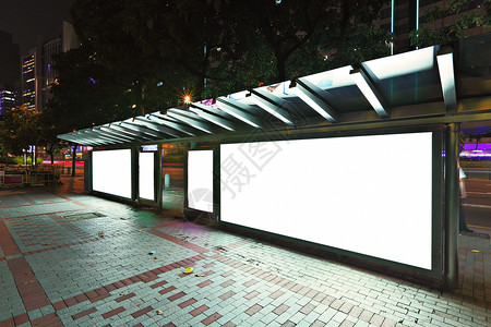 晚上公交车站上空白的广告牌庇护所运动木板控制板建筑物公共汽车商业海报城市人行道背景图片
