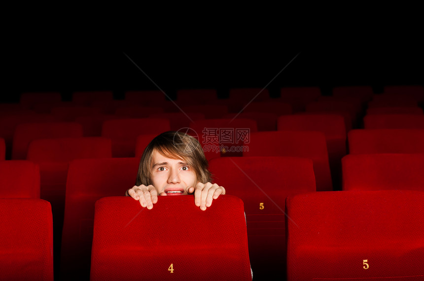 在电影院的年轻人 躲在椅子后面大厅喜剧金发夜生活幸福微笑投影男人眼镜娱乐图片
