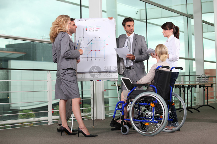 轮椅女商务人士同事木板男人团队办公室女士多样性经理夹子成人图片
