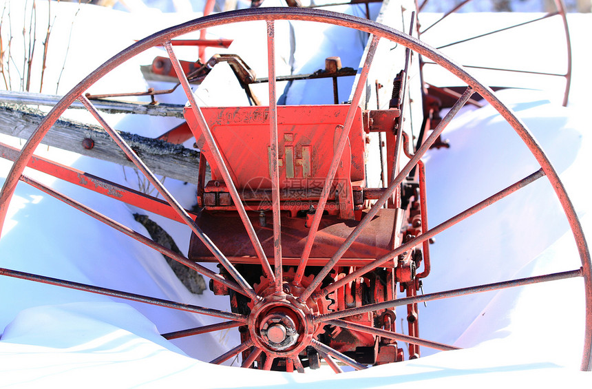 旧农用机械红色车轮图片