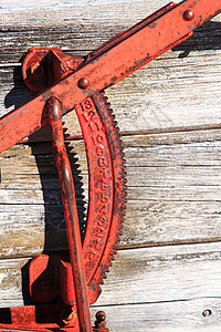 旧农用机械红色车轮背景图片