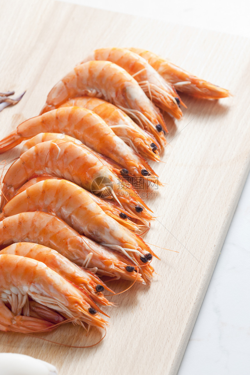生虾的死静物美食对虾海鲜营养木板食物切菜板图片