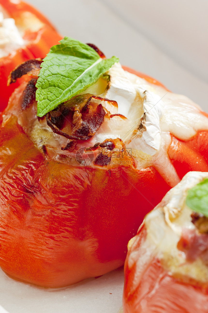 烤西红柿 加山羊奶酪和帕切塔食物草药营养静物美食熏肉盘子蔬菜图片