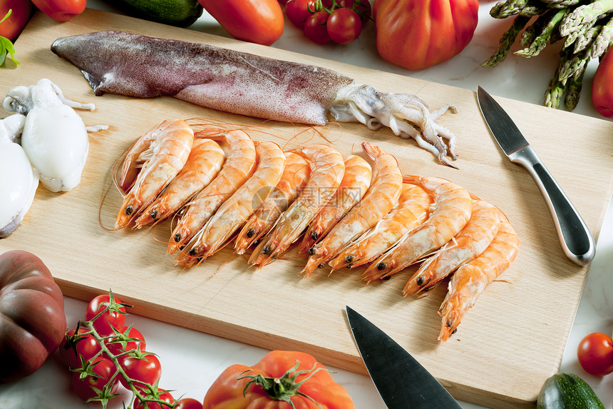 生海产食品和蔬菜的死活静物木板鱿鱼菜板海鲜美食营养食物棕褐色西红柿图片