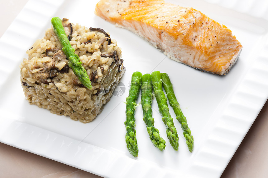 烤鲑鱼 配蘑菇意大利面和绿美食营养食物静物蔬菜盘子图片