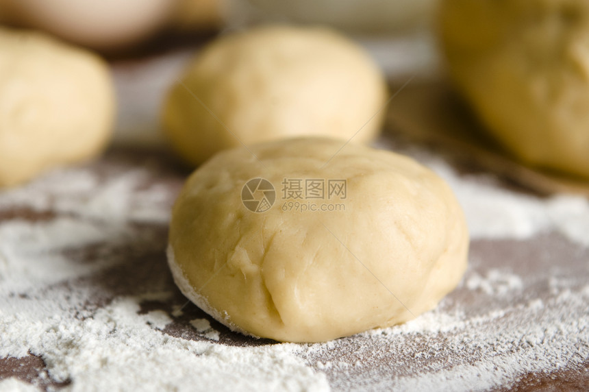 木制板上所填的粉末擀面杖面粉桌子馅饼蛋糕烹饪糕点家务食物图片