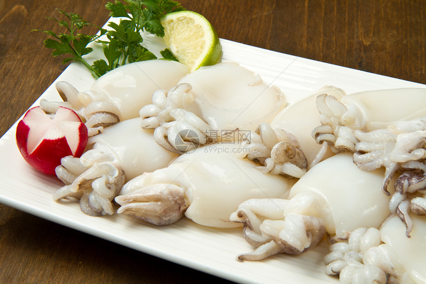 新鲜的白鱼绿色陶瓷盘子沙拉海鲜蔬菜棕色食物柠檬气味图片