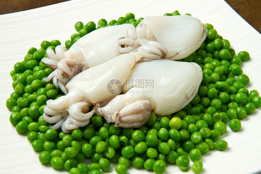 配有豆子的新鲜白鱼制品棕色陶瓷午餐白色盘子食物绿色气味乌贼图片