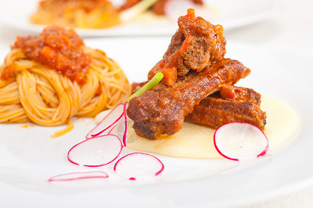 点心床上加猪肉肋排酱的意大利面美食面条食谱午餐猪肉餐厅营养食物蔬菜饮食背景图片