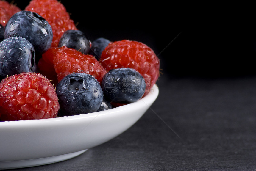 蓝莓和草莓养分小吃花园美食蓝色种子甜点宏观食物水果图片