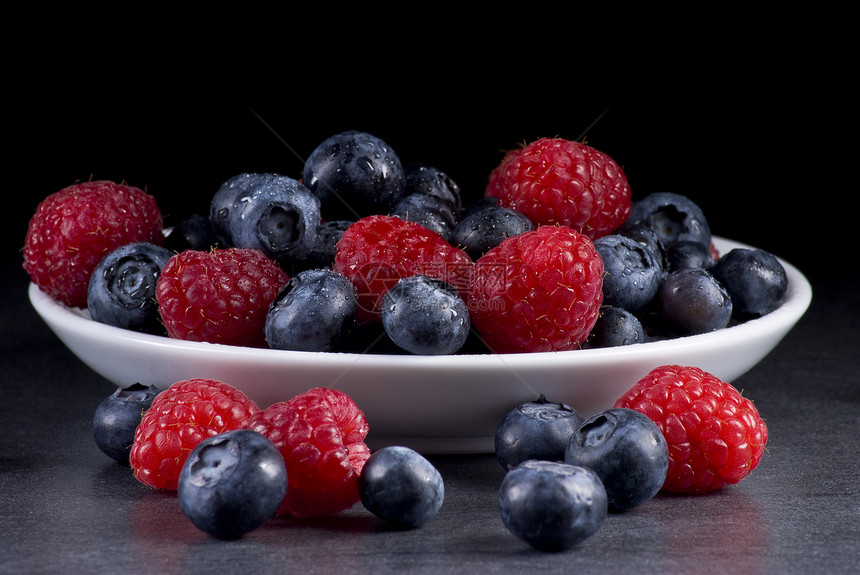 蓝莓和草莓养分种子采摘盘子水果甜点工作室美食覆盆子食物图片