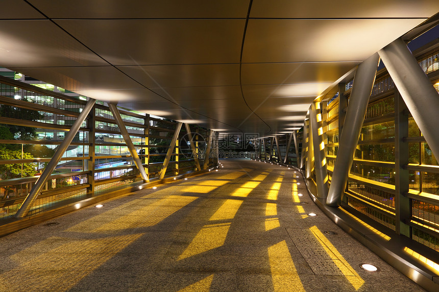 夜间飞过立交桥交通车道游客曲线城市照明地标建筑旅行图片