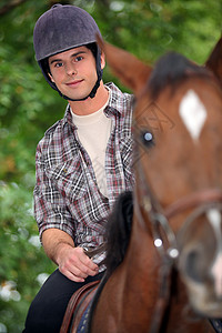 年轻人骑马美丽优胜者专注白色帽子领导运动竞赛宠物骑士背景图片