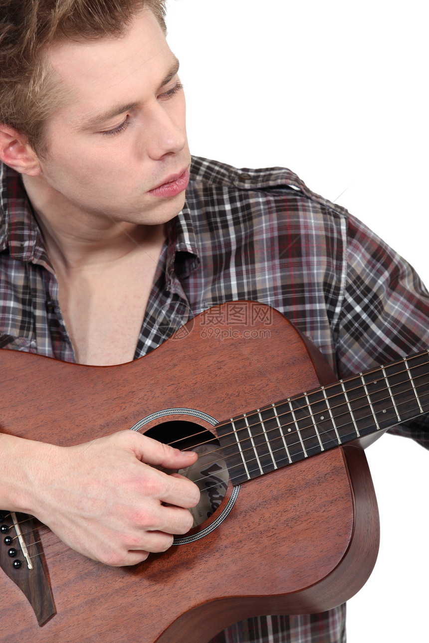 弹吉他的人演员烦恼乐器吉他音乐家衬衫和弦时间专注弹奏图片
