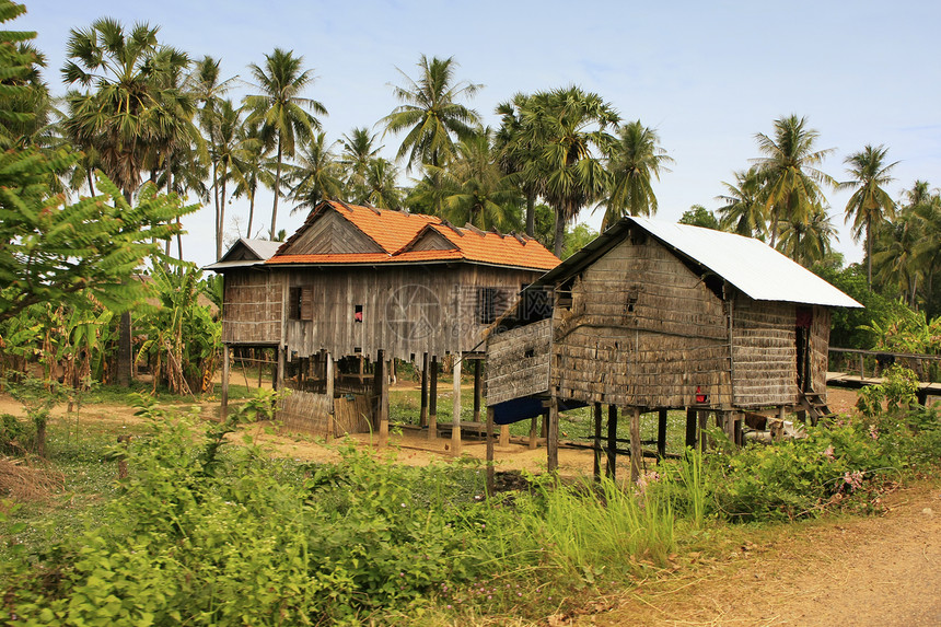 柬埔寨Kratie附近一个小村庄的简陋房屋建筑学房子贫困沉降高跷小屋坎皮图片