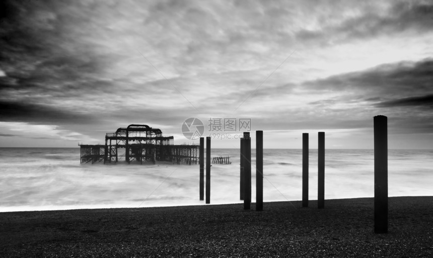 布莱顿西码头建筑学卵石频道黑与白天空沿海海岸地标海岸线金属图片