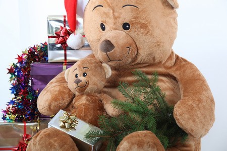 圣诞泰迪熊玩具皮肤盒子花环拥抱圆形展示红色柱子塑料背景图片