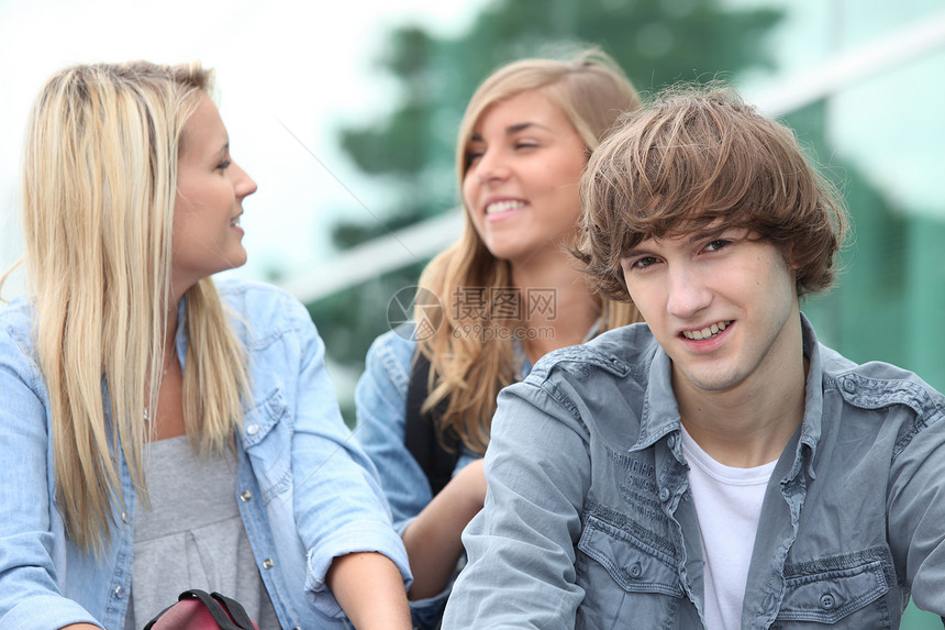 三名学生坐在外边 走几步八卦朋友小组友谊三重奏青少年拖把青年闺蜜中学图片