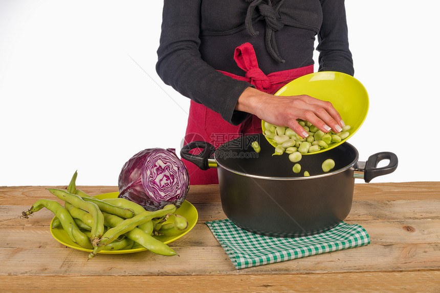 蔬菜烹饪豆类炖锅女性绿色沙锅水平盘子图片