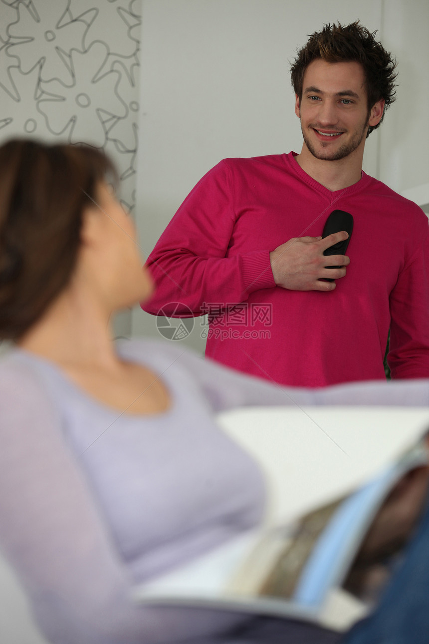 男子打断与女朋友说话的卡尔人图片