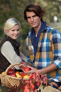 年轻夫妇采摘苹果背景图片