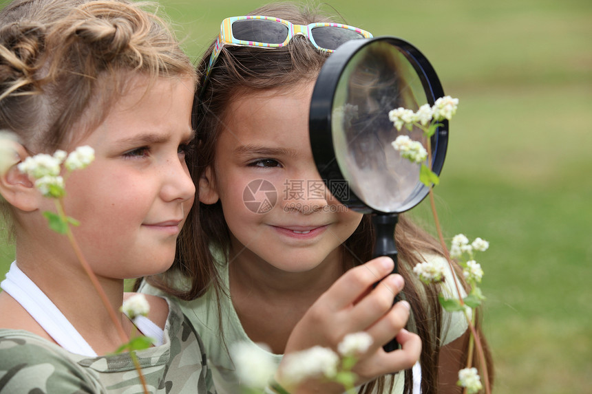 两个小女孩 戴放大镜的小女孩图片