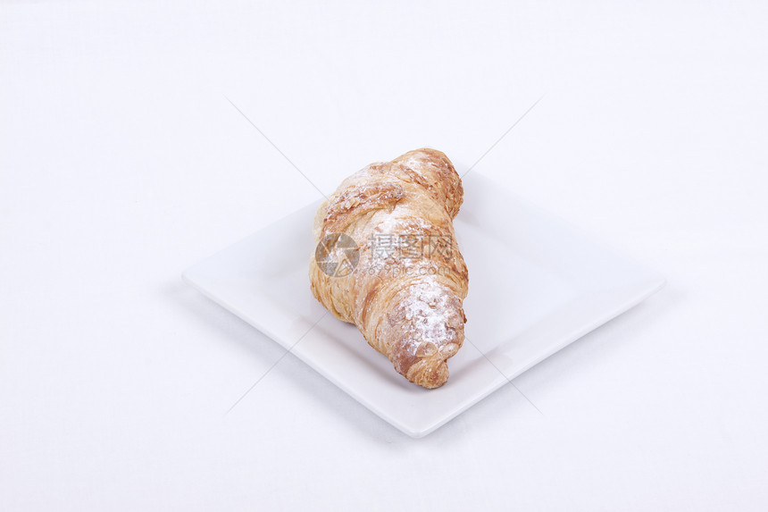 白色背景的新鲜杏仁角面包包子文化杏仁传统新月面包巧克力食物糕点阴影图片