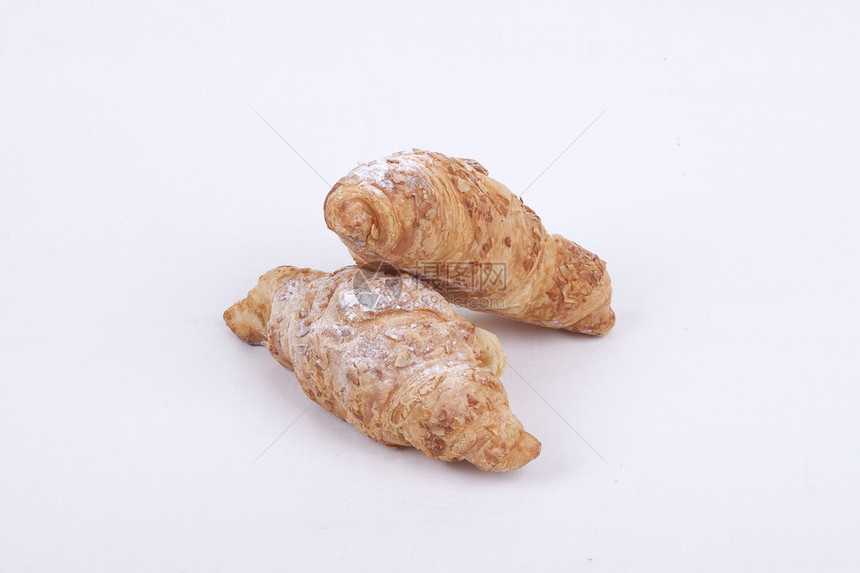 白色背景的新鲜杏仁角面包巧克力包子传统文化羊角美食食物阴影早餐小吃图片