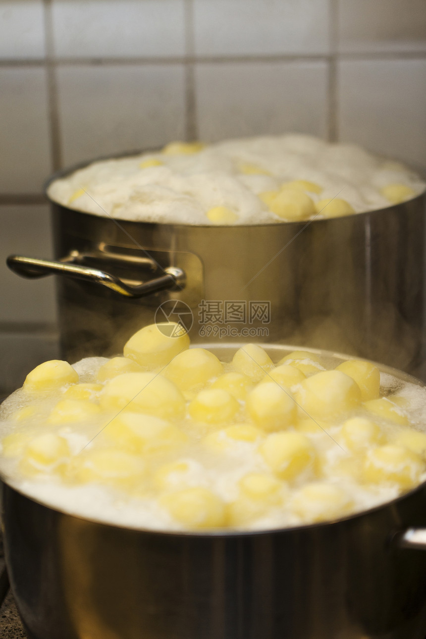 沸锅土豆水平平底锅健康饮食物体生活方式厨房菜类烹饪食物摄影图片