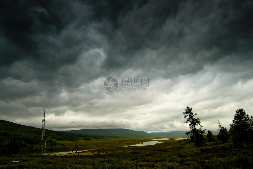 高山雨下着黑风暴的天空 俄罗斯阿尔泰图片