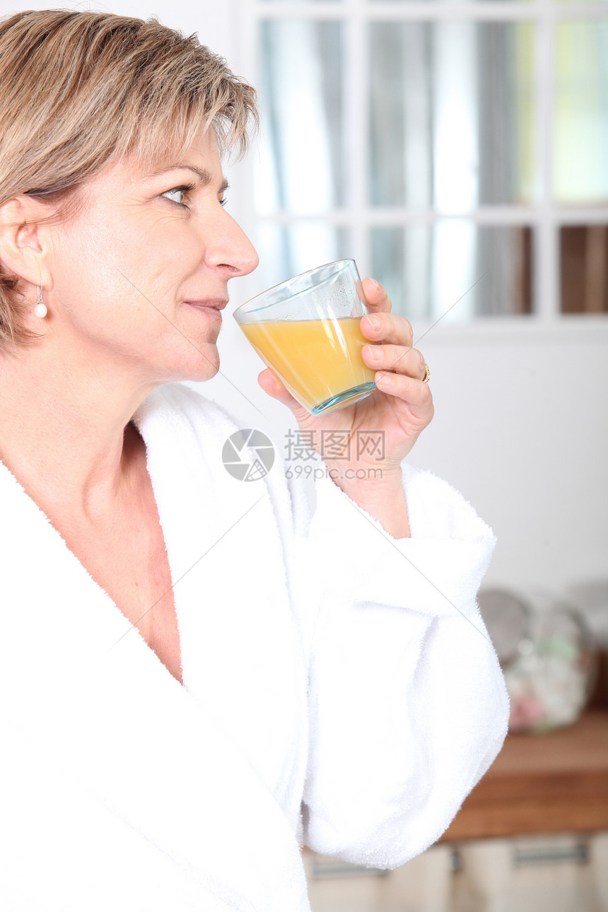 喝杯橙汁的女子公关维生素女士液体饮食饮料橙子果汁玻璃水果图片