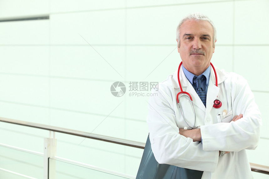 高级医生在医院大厅前光线外科图片