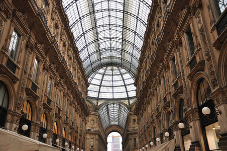 意大利米兰走廊画廊中心购物玻璃游客水平建筑窗户壁画背景图片