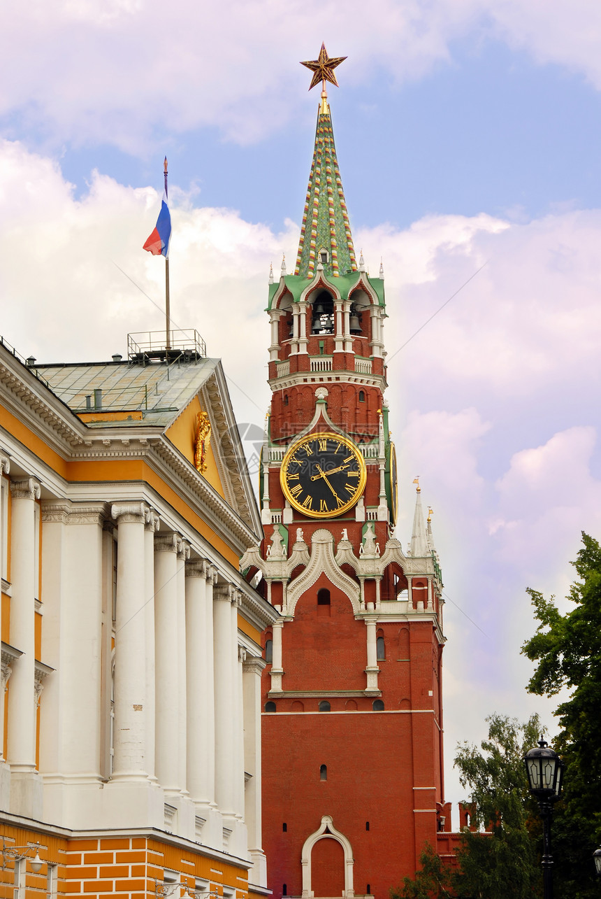 莫斯科克里姆林宫塔建筑学旗帜参议院编钟金子正方形树木旅行尖塔观光图片