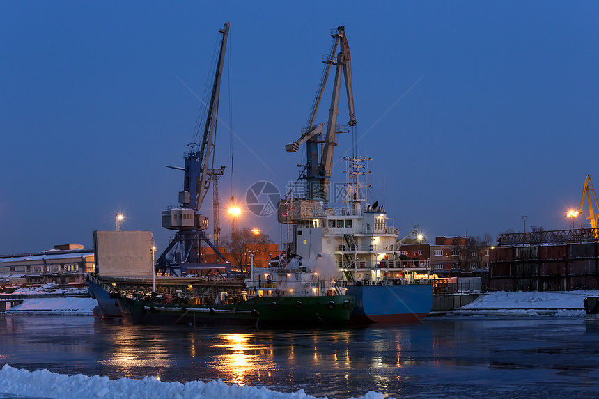 港口的起重车配送工业集装箱方式仓库货物吊装起重机建筑运输图片
