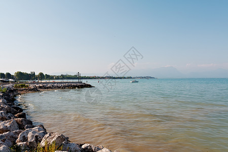 加尔达湖游客季节性爬坡衬套海浪旅游卡片水景绿色酒店高清图片